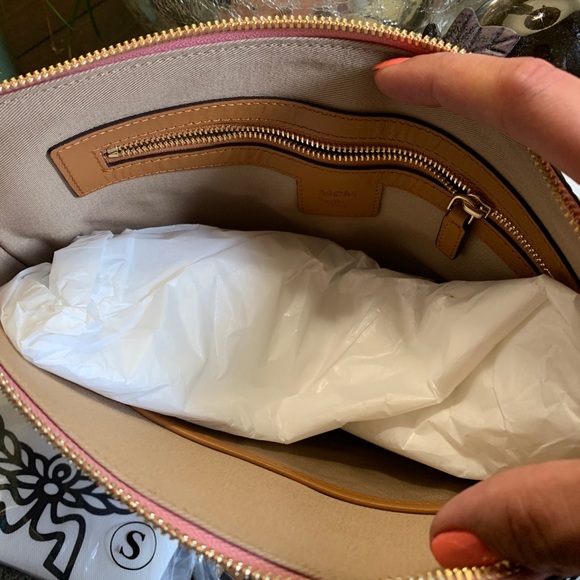 ⛔️SOLD⛔️Auth.MCM logo Diamond Leather zip clutch - Picture 4 of 15